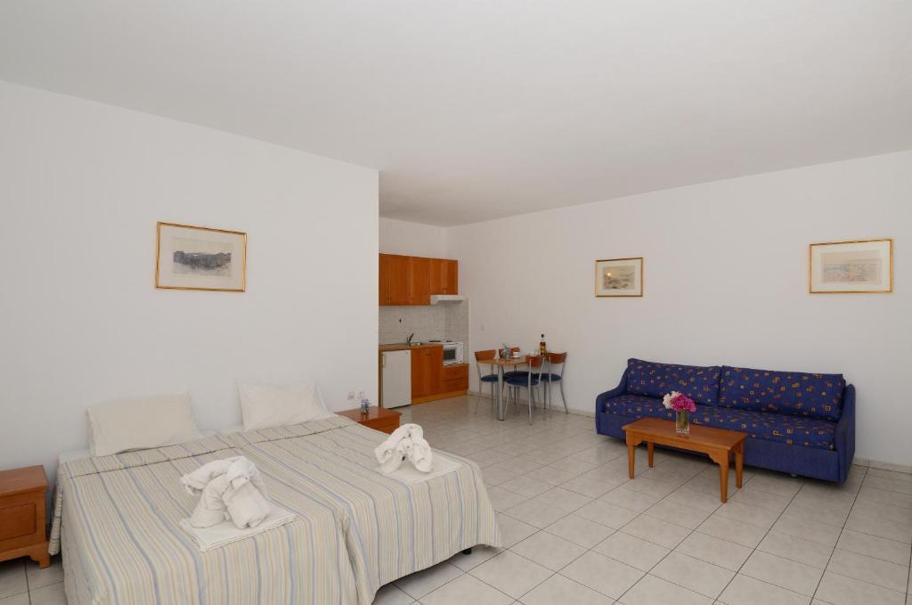 Costas & Chrysoula Aparthotel Плакиас Стая снимка